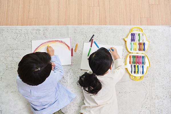 포토 JPG 여자 남자 딸 아들 어린이 엎드리기 가족 실내 미술 사람 앉기 소녀 소년 상반신 두명 뒷모습 하이앵글 화목 한국인 가족라이프 그리기 스케치북 크레파스 어린이만 델타변이바이러스 국내포토 라이프스타일 뷰포인트 컨셉 관계 모션 문화예술 학용품 동양인 내부 바이러스 파일형식