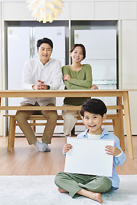 포토 JPG 전신 여자 남자 아들 어린이 비즈니스 가족 엄마 실내 미술 미소 들기 사람 앉기 성인 앞모습 세명 30대 화목 한국인 육아 가족라이프 업무 직장인 아빠 스케치북 재택근무 델타변이바이러스 국내포토 직업 라이프스타일 뷰포인트 컨셉 관계 모션 문화예술 학용품 표정 동양인 내부 장년 작업 바이러스 파일형식