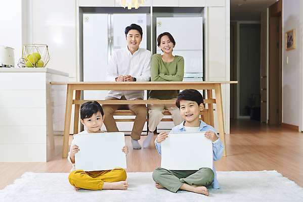 포토 JPG 전신 여자 남자 딸 아들 어린이 비즈니스 가족 엄마 실내 미술 미소 들기 사람 앉기 여러명 성인 앞모습 30대 화목 한국인 육아 가족라이프 업무 직장인 아빠 스케치북 재택근무 델타변이바이러스 국내포토 직업 라이프스타일 뷰포인트 다수 컨셉 관계 모션 문화예술 학용품 표정 동양인 내부 장년 작업 바이러스 파일형식