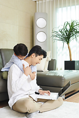 포토 JPG 전신 남자 아들 어린이 비즈니스 가족 안기 실내 사람 앉기 성인 두명 옆모습 30대 노트북 화목 한국인 육아 가족라이프 업무 직장인 아빠 재택근무 남자만 델타변이바이러스 싱글대디 한부모가족 국내포토 직업 라이프스타일 뷰포인트 컨셉 관계 모션 동양인 내부 장년 전자제품 작업 바이러스 파일형식