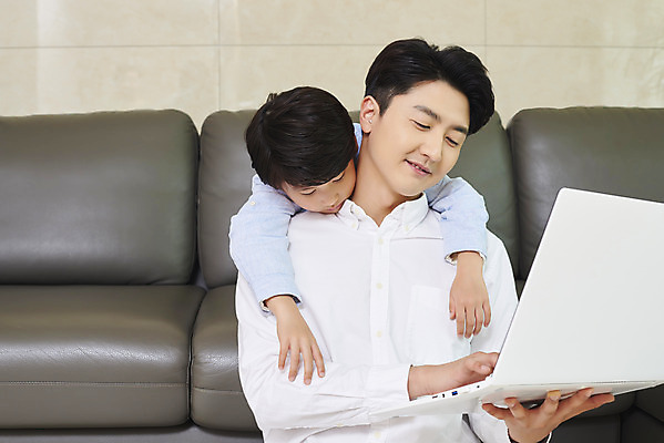 포토 JPG 남자 아들 어린이 장난 비즈니스 가족 실내 매달리기 미소 들기 사람 앉기 상반신 성인 두명 앞모습 30대 노트북 화목 한국인 육아 가족라이프 업무 직장인 아빠 재택근무 남자만 델타변이바이러스 싱글대디 한부모가족 국내포토 직업 라이프스타일 뷰포인트 컨셉 관계 모션 표정 동양인 내부 장년 전자제품 작업 바이러스 파일형식