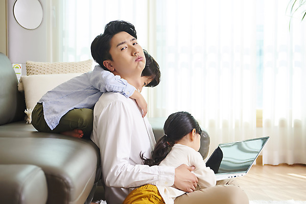 포토 JPG 응시 여자 남자 딸 아들 어린이 장난 비즈니스 가족 안기 실내 매달리기 사람 앉기 상반신 성인 옆모습 세명 30대 노트북 한국인 육아 가족라이프 업무 직장인 아빠 재택근무 힘듦 델타변이바이러스 국내포토 직업 라이프스타일 시선 뷰포인트 컨셉 관계 모션 동양인 내부 장년 전자제품 작업 바이러스 파일형식