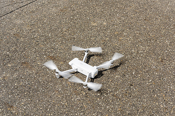 포토 JPG 주간 공원 하늘 풍경 사람없음 야외 비행 준비 이륙 드론 땅바닥 4차산업 국내포토 자연요소 공공시설 산업 바닥 파일형식