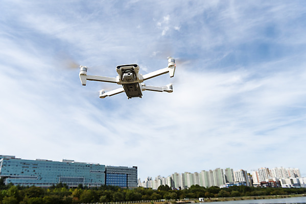 포토 JPG 주간 공원 하늘 풍경 사람없음 야외 건물 비행 드론 아파트단지 오피스빌딩 4차산업 국내포토 자연요소 건축물 공공시설 산업 아파트 빌딩 파일형식