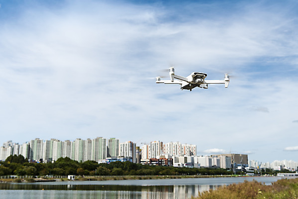 포토 JPG 주간 호수 하늘 풍경 사람없음 야외 비행 드론 아파트단지 4차산업 국내포토 자연요소 산업 아파트 파일형식
