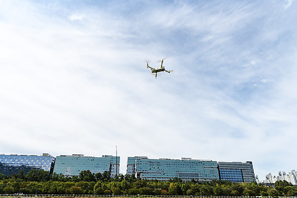 포토 JPG 주간 구름 하늘 풍경 빌딩 사람없음 야외 건물 비행 드론 4차산업 국내포토 자연요소 건축물 산업 파일형식