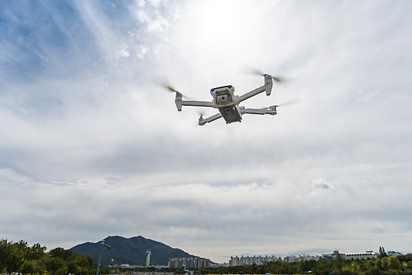포토 JPG 주간 구름 하늘 산 풍경 사람없음 야외 건물 비행 드론 4차산업 국내포토 자연요소 건축물 산업 파일형식
