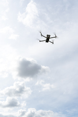 포토 JPG 주간 구름 하늘 풍경 사람없음 야외 비행 드론 4차산업 국내포토 자연요소 산업 파일형식