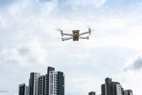 포토 JPG 주간 하늘 아파트 풍경 사람없음 야외 비행 드론 4차산업 국내포토 자연요소 산업 주택 파일형식