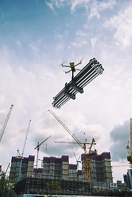 포토 JPG 주간 하늘 풍경 사람없음 야외 건설현장 운송업 비행 건축자재 드론 4차산업 국내포토 자연요소 산업 건설업 파일형식