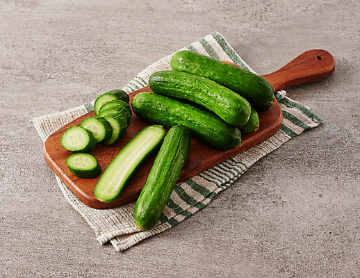 포토 JPG 스튜디오촬영 음식 조각 채소 식재료 회색배경 오이 도마 실내 요리 사람없음 초록색 슬라이스 국내포토 컬러 백그라운드 주방용품 내부 회색 파일형식