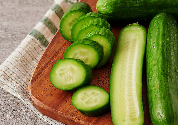 포토 JPG 스튜디오촬영 음식 조각 채소 식재료 회색배경 오이 도마 실내 요리 근접촬영 사람없음 초록색 슬라이스 국내포토 뷰포인트 컬러 백그라운드 주방용품 내부 회색 파일형식