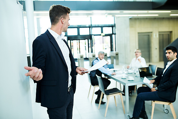 포토 JPG 전신 응시 여자 남자 중년 50대 비즈니스 서기 사람 앉기 손짓 여러명 상반신 20대 성인 옆모습 30대 가리킴 업무 비즈니스맨 비즈니스우먼 발표 동료 리더 팀장 국내포토 시선 뷰포인트 다수 관계 모션 청년 장년 작업 직장인 파일형식