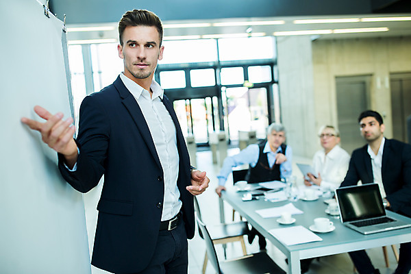 포토 JPG 응시 여자 남자 중년 50대 비즈니스 서기 사람 앉기 손짓 여러명 상반신 20대 성인 앞모습 옆모습 30대 가리킴 업무 비즈니스맨 비즈니스우먼 발표 동료 리더 팀장 국내포토 시선 뷰포인트 다수 관계 모션 청년 장년 작업 직장인 파일형식