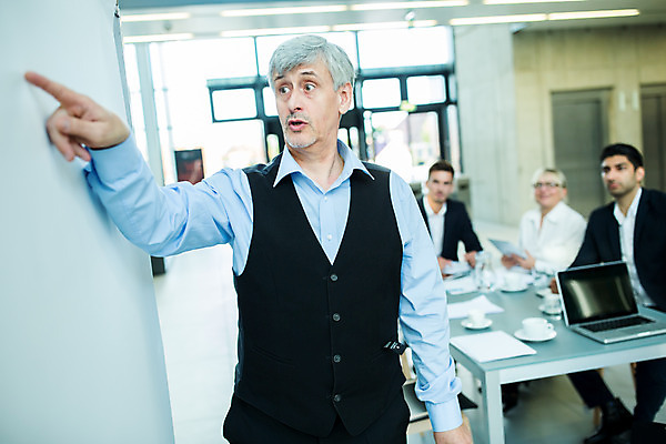 포토 JPG 전신 응시 여자 남자 중년 50대 비즈니스 서기 사람 앉기 손짓 여러명 상반신 20대 성인 앞모습 옆모습 30대 가리킴 업무 비즈니스맨 비즈니스우먼 발표 동료 리더 팀장 국내포토 시선 뷰포인트 다수 관계 모션 청년 장년 작업 직장인 파일형식