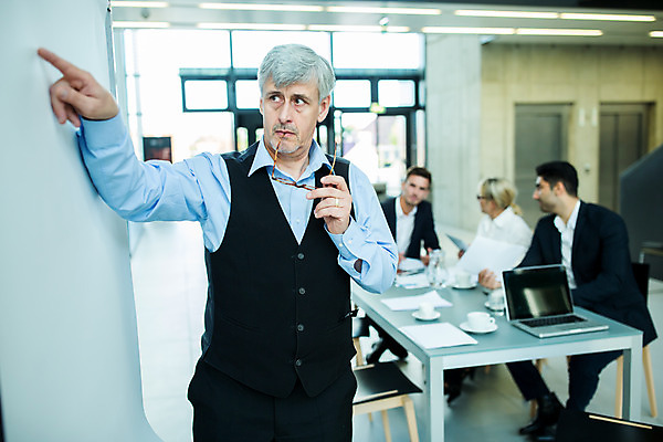 포토 JPG 전신 응시 여자 남자 안경 중년 50대 비즈니스 서기 들기 사람 앉기 손짓 여러명 상반신 20대 성인 앞모습 옆모습 30대 가리킴 업무 비즈니스맨 비즈니스우먼 발표 동료 리더 팀장 국내포토 시선 잡화 뷰포인트 다수 관계 모션 청년 장년 작업 직장인 파일형식