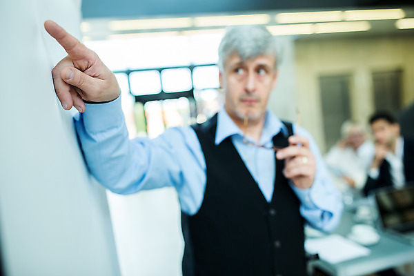 포토 JPG 응시 여자 남자 안경 50대 비즈니스 손가락 서기 들기 사람 앉기 손짓 상반신 20대 성인 앞모습 옆모습 아웃포커스 세명 가리킴 업무 비즈니스맨 비즈니스우먼 발표 동료 국내포토 손 시선 잡화 뷰포인트 중년 관계 모션 촬영기법 청년 작업 직장인 파일형식