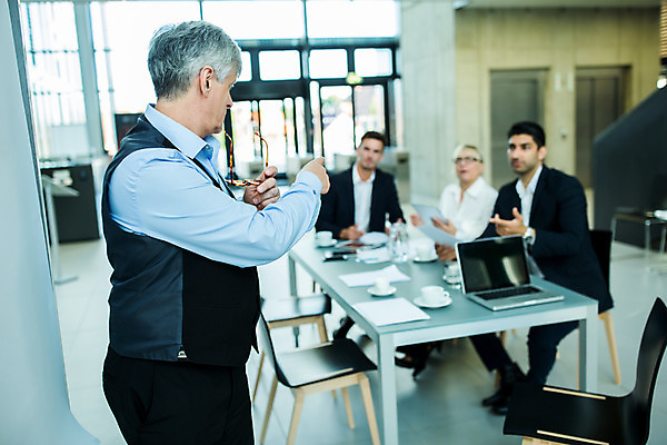 포토 JPG 전신 응시 여자 남자 안경 중년 50대 비즈니스 서기 사람 앉기 손짓 여러명 상반신 20대 성인 앞모습 옆모습 30대 가리킴 업무 비즈니스맨 비즈니스우먼 발표 동료 리더 팀장 국내포토 시선 잡화 뷰포인트 다수 관계 모션 청년 장년 작업 직장인 파일형식