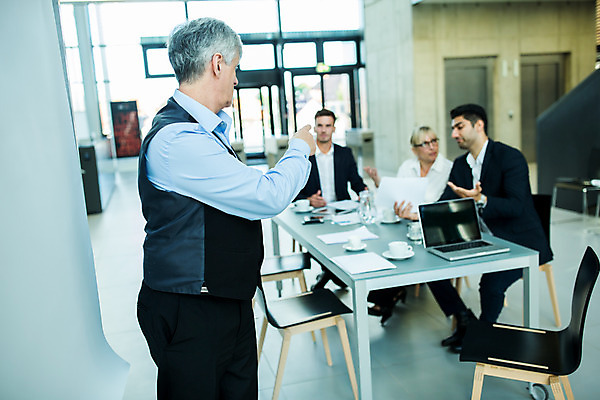 포토 JPG 전신 응시 여자 남자 안경 중년 50대 비즈니스 서기 사람 앉기 손짓 여러명 상반신 20대 성인 앞모습 옆모습 30대 가리킴 업무 비즈니스맨 비즈니스우먼 발표 동료 리더 팀장 국내포토 시선 잡화 뷰포인트 다수 관계 모션 청년 장년 작업 직장인 파일형식