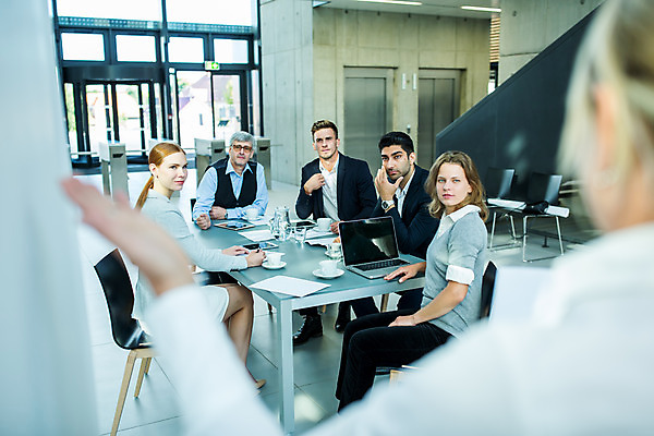 포토 JPG 전신 응시 여자 남자 중년 50대 비즈니스 회의 서기 미소 사람 앉기 손짓 여러명 상반신 20대 성인 앞모습 옆모습 뒷모습 30대 노트북 업무 비즈니스맨 비즈니스우먼 발표 동료 국내포토 시선 뷰포인트 다수 관계 모션 표정 청년 장년 전자제품 작업 직장인 파일형식