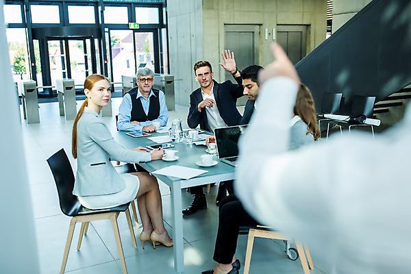 포토 JPG 전신 응시 여자 남자 중년 50대 비즈니스 회의 서기 미소 사람 앉기 손짓 여러명 상반신 20대 성인 앞모습 옆모습 뒷모습 30대 노트북 손들기 업무 비즈니스맨 비즈니스우먼 발표 동료 국내포토 시선 뷰포인트 다수 관계 모션 표정 청년 장년 전자제품 작업 직장인 파일형식