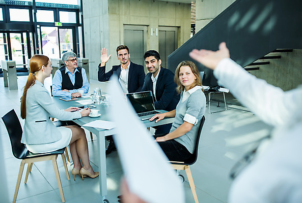 포토 JPG 전신 응시 여자 남자 중년 50대 비즈니스 회의 서기 미소 들기 사람 앉기 손짓 여러명 상반신 20대 성인 앞모습 옆모습 뒷모습 30대 노트북 손들기 업무 비즈니스맨 비즈니스우먼 발표 동료 국내포토 시선 뷰포인트 다수 관계 모션 표정 청년 장년 전자제품 작업 직장인 파일형식