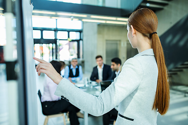 포토 JPG 손 응시 여자 남자 중년 50대 비즈니스 회의 서기 사람 앉기 손짓 여러명 상반신 20대 성인 앞모습 옆모습 뒷모습 30대 가리킴 업무 비즈니스맨 비즈니스우먼 발표 동료 리더 팀장 국내포토 시선 뷰포인트 다수 관계 모션 청년 신체부위 장년 작업 직장인 파일형식