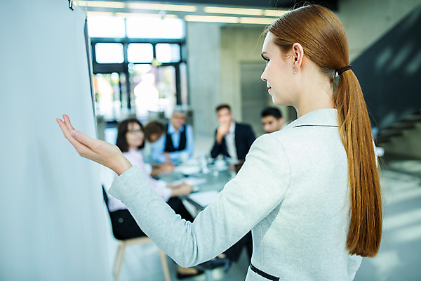 포토 JPG 손 응시 여자 남자 중년 50대 비즈니스 회의 서기 사람 앉기 손짓 여러명 상반신 20대 성인 앞모습 옆모습 뒷모습 30대 업무 비즈니스맨 비즈니스우먼 발표 동료 리더 팀장 국내포토 시선 뷰포인트 다수 관계 모션 청년 신체부위 장년 작업 직장인 파일형식