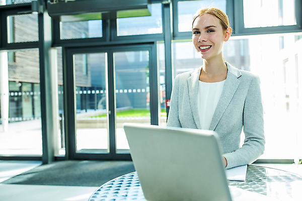 포토 JPG 응시 여자 로우앵글 비즈니스 한명 서기 미소 사람 상반신 20대 성인 앞모습 노트북 업무 비즈니스우먼 동료 성인여자한명만 국내포토 1 시선 뷰포인트 관계 모션 표정 청년 전자제품 작업 직장인 여자한명만 성인여자만 파일형식