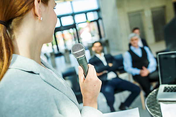 포토 JPG 전신 응시 여자 남자 중년 50대 비즈니스 서기 미소 들기 사람 앉기 여러명 상반신 20대 성인 앞모습 옆모습 30대 업무 비즈니스맨 비즈니스우먼 동료 마이크 리더 팀장 국내포토 시선 뷰포인트 음향기기 다수 관계 모션 표정 청년 장년 작업 직장인 파일형식