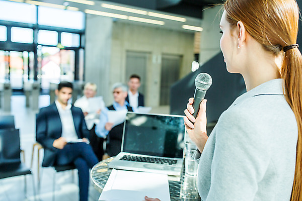 포토 JPG 전신 응시 여자 남자 중년 50대 비즈니스 서기 들기 사람 앉기 여러명 상반신 20대 성인 앞모습 옆모습 30대 업무 비즈니스맨 비즈니스우먼 동료 마이크 리더 팀장 국내포토 시선 뷰포인트 음향기기 다수 관계 모션 청년 장년 작업 직장인 파일형식