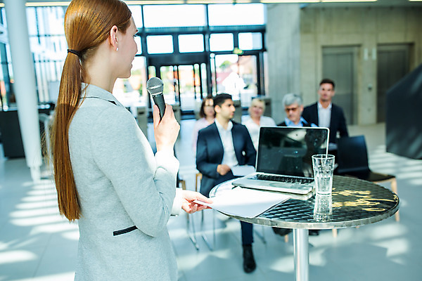 포토 JPG 응시 여자 남자 중년 50대 비즈니스 서기 들기 사람 앉기 여러명 상반신 20대 성인 앞모습 옆모습 30대 업무 비즈니스맨 비즈니스우먼 동료 마이크 리더 팀장 국내포토 시선 뷰포인트 음향기기 다수 관계 모션 청년 장년 작업 직장인 파일형식