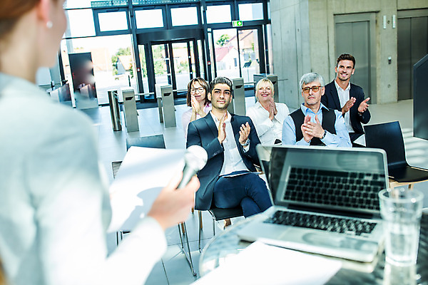 포토 JPG 응시 여자 남자 중년 50대 비즈니스 서기 미소 들기 사람 앉기 손짓 여러명 상반신 20대 성인 앞모습 옆모습 30대 업무 비즈니스맨 비즈니스우먼 박수 동료 국내포토 시선 뷰포인트 다수 관계 모션 표정 청년 장년 작업 직장인 파일형식