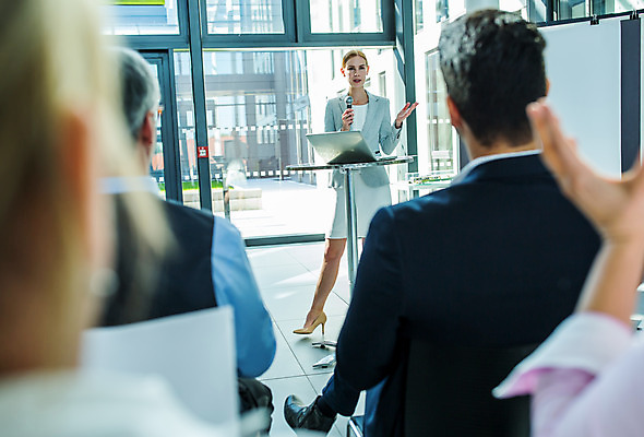 포토 JPG 전신 응시 여자 남자 중년 50대 비즈니스 서기 들기 사람 앉기 손짓 여러명 상반신 20대 성인 앞모습 뒷모습 30대 손들기 업무 비즈니스맨 비즈니스우먼 동료 마이크 리더 팀장 국내포토 시선 뷰포인트 음향기기 다수 관계 모션 청년 장년 작업 직장인 파일형식