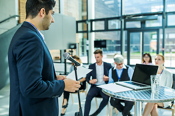 포토 JPG 응시 여자 남자 중년 50대 비즈니스 서기 사람 앉기 여러명 상반신 20대 성인 옆모습 30대 업무 비즈니스맨 비즈니스우먼 동료 마이크 리더 팀장 국내포토 시선 뷰포인트 음향기기 다수 관계 모션 청년 장년 작업 직장인 파일형식