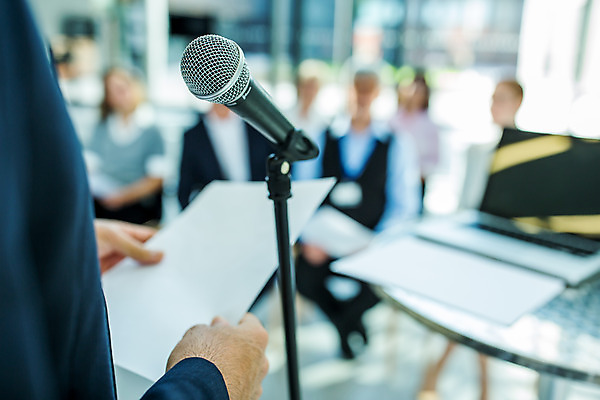 포토 JPG 응시 여자 남자 중년 50대 비즈니스 서기 들기 사람 앉기 여러명 상반신 20대 성인 옆모습 아웃포커스 30대 업무 비즈니스맨 비즈니스우먼 동료 마이크 국내포토 시선 뷰포인트 음향기기 다수 관계 모션 촬영기법 청년 장년 작업 직장인 파일형식
