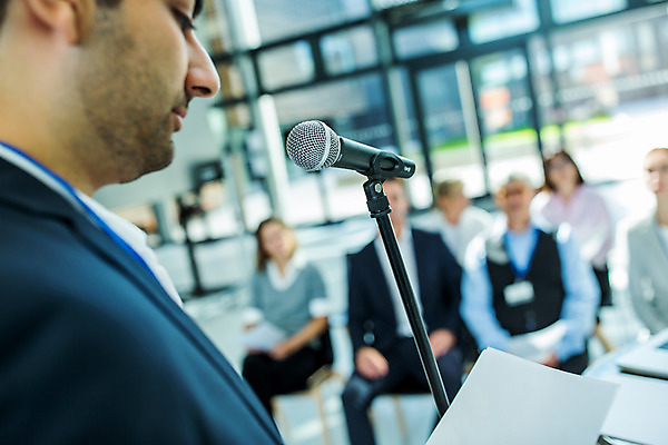 포토 JPG 응시 여자 남자 중년 50대 비즈니스 서기 사람 앉기 여러명 상반신 20대 성인 옆모습 아웃포커스 30대 업무 비즈니스맨 비즈니스우먼 동료 마이크 국내포토 시선 뷰포인트 음향기기 다수 관계 모션 촬영기법 청년 장년 작업 직장인 파일형식