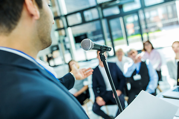 포토 JPG 응시 여자 남자 중년 50대 비즈니스 서기 사람 앉기 손짓 여러명 상반신 20대 성인 옆모습 30대 업무 비즈니스맨 비즈니스우먼 동료 마이크 국내포토 시선 뷰포인트 음향기기 다수 관계 모션 청년 장년 작업 직장인 파일형식