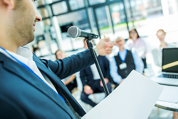 포토 JPG 응시 여자 남자 중년 50대 비즈니스 서기 사람 앉기 손짓 여러명 상반신 20대 성인 옆모습 30대 가리킴 업무 비즈니스맨 비즈니스우먼 동료 마이크 국내포토 시선 뷰포인트 음향기기 다수 관계 모션 청년 장년 작업 직장인 파일형식