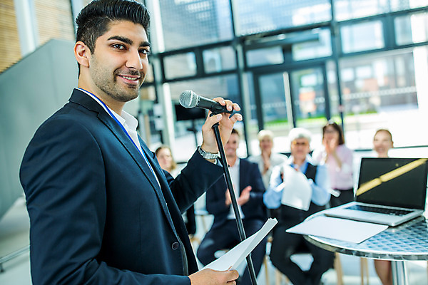 포토 JPG 응시 여자 남자 중년 50대 비즈니스 서기 미소 사람 앉기 여러명 상반신 20대 성인 옆모습 30대 가리킴 잡기 업무 비즈니스맨 비즈니스우먼 박수 동료 마이크 리더 팀장 국내포토 시선 뷰포인트 음향기기 다수 관계 모션 표정 손짓 청년 장년 작업 직장인 파일형식
