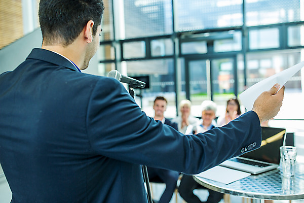 포토 JPG 응시 여자 남자 중년 50대 비즈니스 서기 사람 앉기 손짓 여러명 상반신 20대 성인 옆모습 30대 손들기 업무 비즈니스맨 비즈니스우먼 동료 마이크 리더 팀장 국내포토 시선 뷰포인트 음향기기 다수 관계 모션 청년 장년 작업 직장인 파일형식