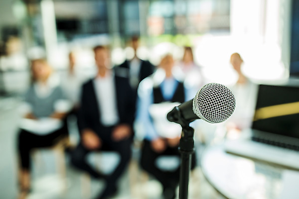 포토 JPG 전신 여자 남자 중년 50대 비즈니스 사람 앉기 여러명 20대 성인 앞모습 아웃포커스 30대 업무 비즈니스맨 비즈니스우먼 동료 마이크 국내포토 뷰포인트 음향기기 다수 관계 모션 촬영기법 청년 장년 작업 직장인 파일형식