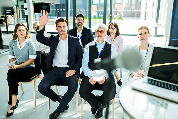 포토 JPG 전신 응시 여자 남자 중년 50대 비즈니스 미소 사람 앉기 손짓 여러명 20대 성인 앞모습 30대 손들기 업무 비즈니스맨 비즈니스우먼 질문 동료 마이크 국내포토 시선 뷰포인트 음향기기 다수 관계 모션 표정 청년 장년 작업 직장인 파일형식