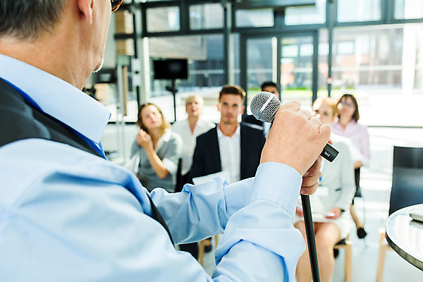 포토 JPG 응시 여자 남자 중년 50대 비즈니스 서기 사람 앉기 여러명 상반신 20대 성인 앞모습 옆모습 30대 잡기 업무 비즈니스맨 비즈니스우먼 동료 마이크 국내포토 시선 뷰포인트 음향기기 다수 관계 모션 청년 장년 작업 직장인 파일형식