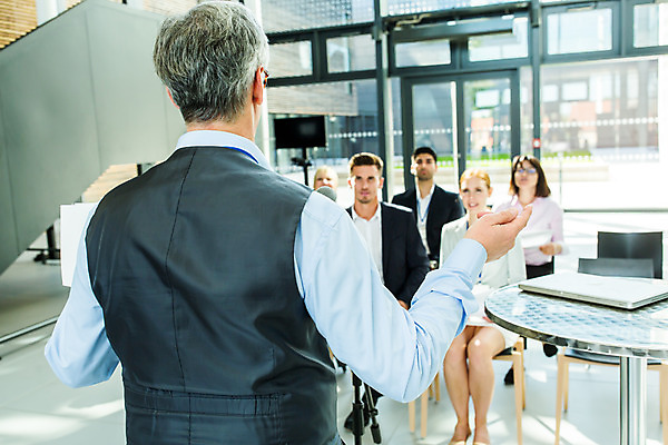 포토 JPG 응시 여자 남자 중년 50대 비즈니스 서기 사람 앉기 손짓 여러명 상반신 20대 성인 앞모습 뒷모습 30대 손들기 업무 비즈니스맨 비즈니스우먼 발표 동료 리더 팀장 국내포토 시선 뷰포인트 다수 관계 모션 청년 장년 작업 직장인 파일형식