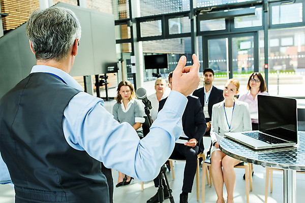 포토 JPG 응시 여자 남자 중년 50대 비즈니스 서기 사람 앉기 손짓 여러명 상반신 20대 성인 앞모습 뒷모습 30대 손들기 업무 비즈니스맨 비즈니스우먼 동료 리더 팀장 국내포토 시선 뷰포인트 다수 관계 모션 청년 장년 작업 직장인 파일형식