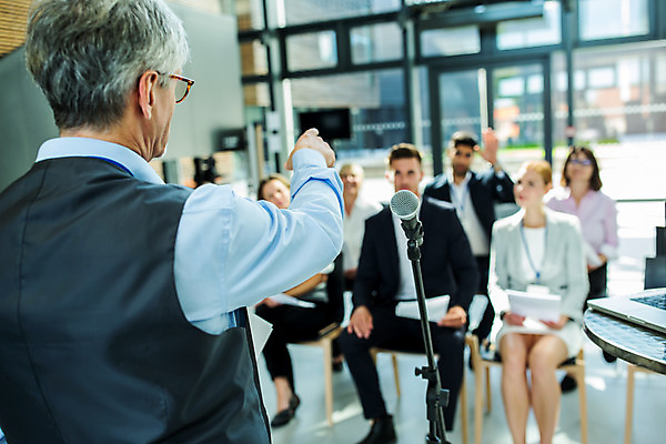 포토 JPG 응시 여자 남자 중년 50대 비즈니스 서기 사람 앉기 손짓 여러명 상반신 20대 성인 앞모습 뒷모습 30대 손들기 가리킴 업무 비즈니스맨 비즈니스우먼 동료 마이크 리더 팀장 국내포토 시선 뷰포인트 음향기기 다수 관계 모션 청년 장년 작업 직장인 파일형식