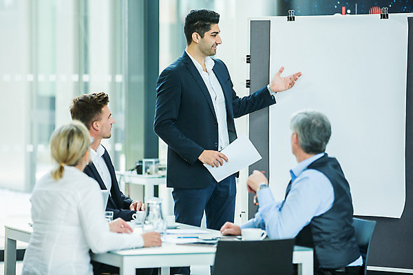 포토 JPG 응시 여자 남자 중년 50대 비즈니스 설명 서기 미소 들기 사람 앉기 손짓 여러명 상반신 20대 성인 옆모습 뒷모습 30대 업무 비즈니스맨 비즈니스우먼 동료 리더 팀장 국내포토 시선 뷰포인트 다수 관계 모션 표정 청년 장년 작업 직장인 파일형식