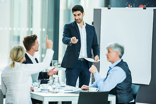 포토 JPG 응시 여자 남자 중년 50대 비즈니스 서기 미소 사람 앉기 손짓 여러명 상반신 20대 성인 앞모습 옆모습 뒷모습 30대 손들기 가리킴 업무 비즈니스맨 비즈니스우먼 동료 리더 팀장 국내포토 시선 뷰포인트 다수 관계 모션 표정 청년 장년 작업 직장인 파일형식