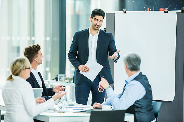 포토 JPG 응시 여자 남자 중년 50대 비즈니스 서기 미소 사람 앉기 손짓 여러명 상반신 20대 성인 앞모습 옆모습 뒷모습 30대 가리킴 업무 비즈니스맨 비즈니스우먼 동료 리더 팀장 국내포토 시선 뷰포인트 다수 관계 모션 표정 청년 장년 작업 직장인 파일형식